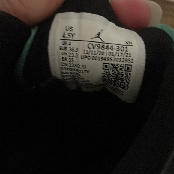 NIKE AIR JORDAN 1 LOW SE (GS) TROPICAL TWIST SZ 4Y - Picture 7 of 8